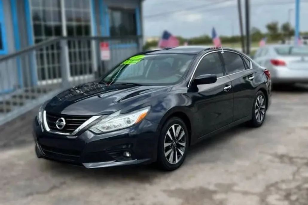 2017 Nissan Altima 2.5 SV photo 1