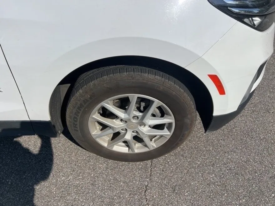 2023 Chevrolet Equinox LT photo 1