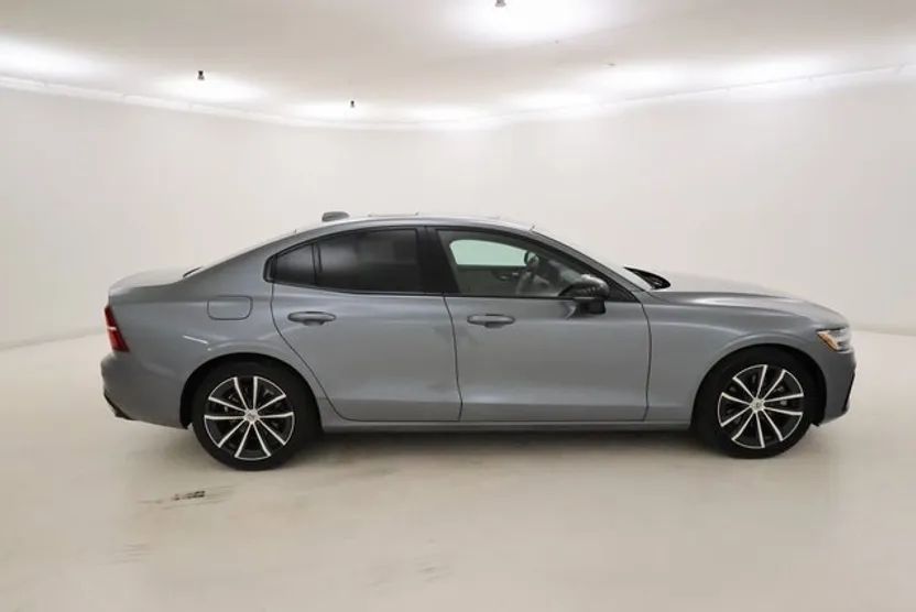 2021 Volvo S60 R-Design Momentum photo 1