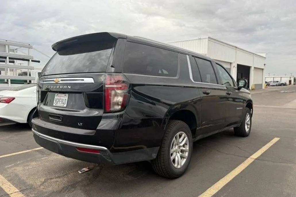 2023 Chevrolet Suburban LT photo 1