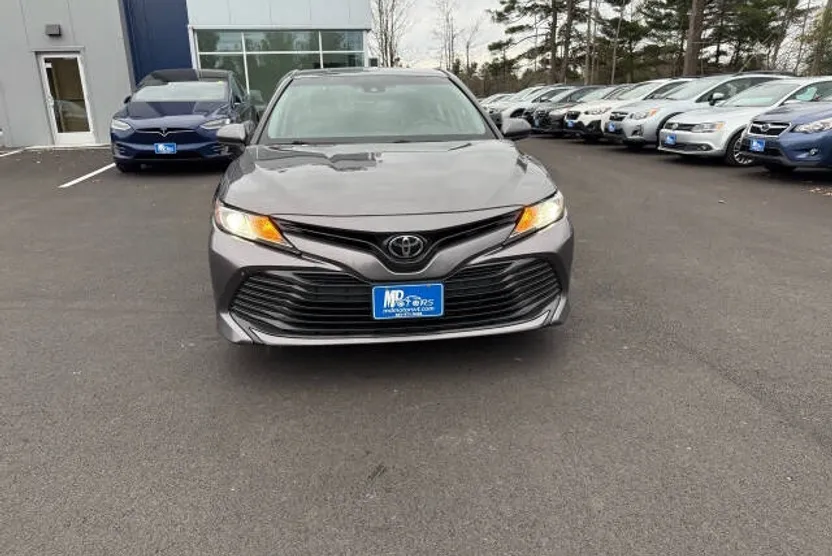 2018 Toyota Camry LE photo 1
