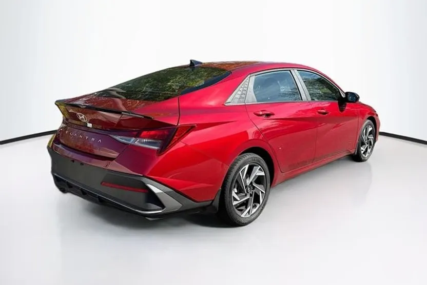 2025 Hyundai Elantra SEL Sport photo 1