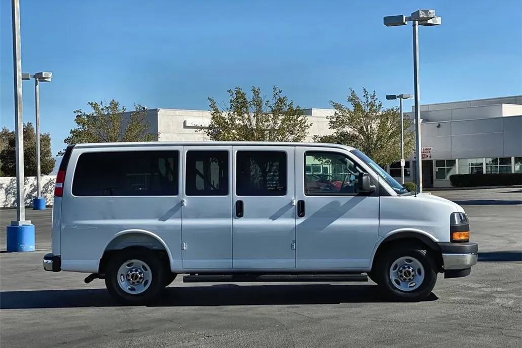 2025 Gmc Savana Passenger 2500 LT photo 1
