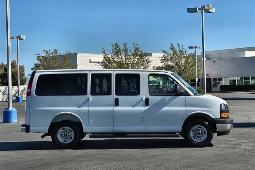 2025 Gmc Savana Passenger 2500 LT photo 1