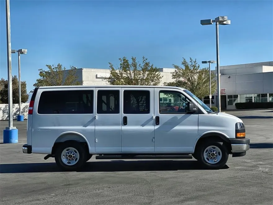 2025 Gmc Savana Passenger 2500 LT photo 1
