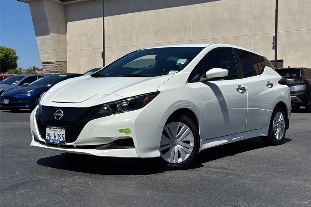 2023 Nissan Leaf S photo 1