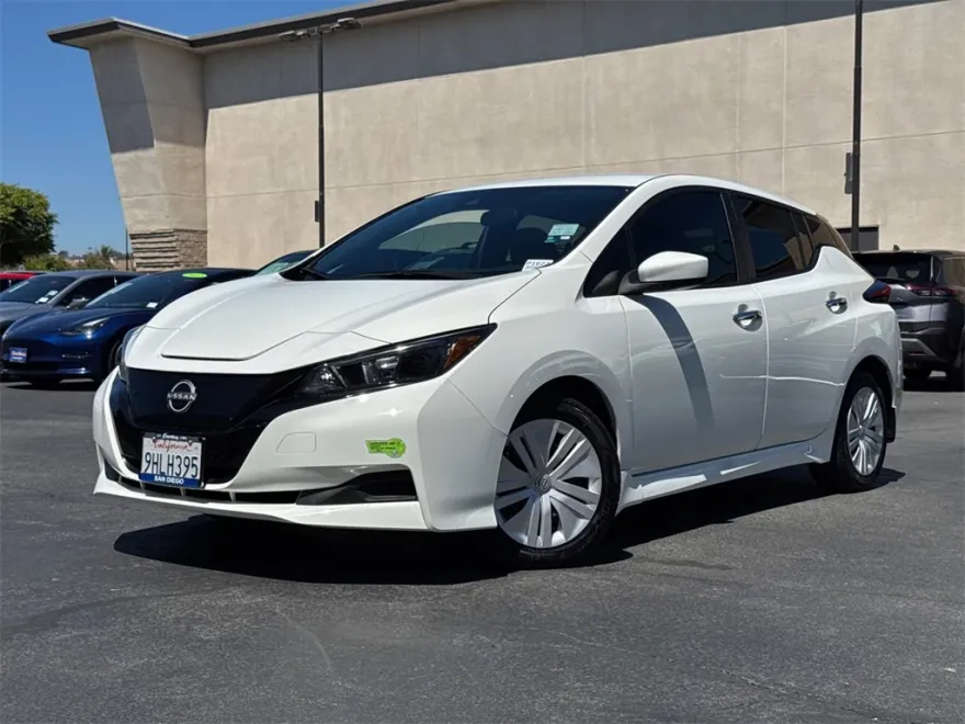 2023 Nissan Leaf S photo 1