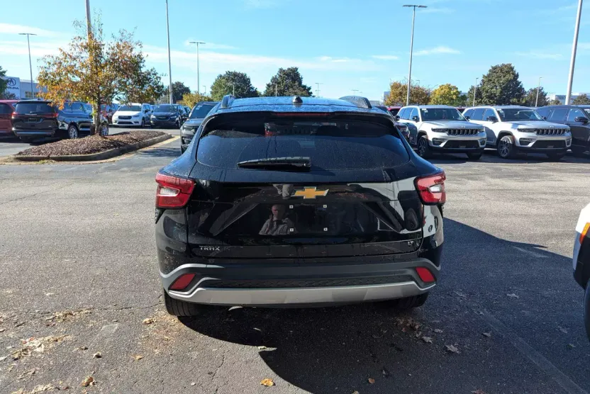 2024 Chevrolet Trax LT photo 1