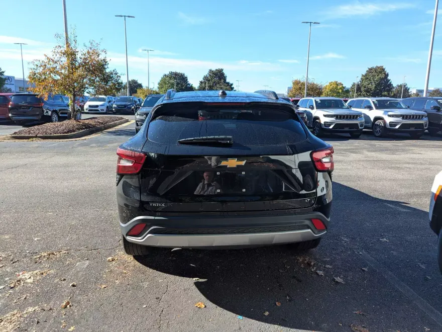 2024 Chevrolet Trax LT photo 1