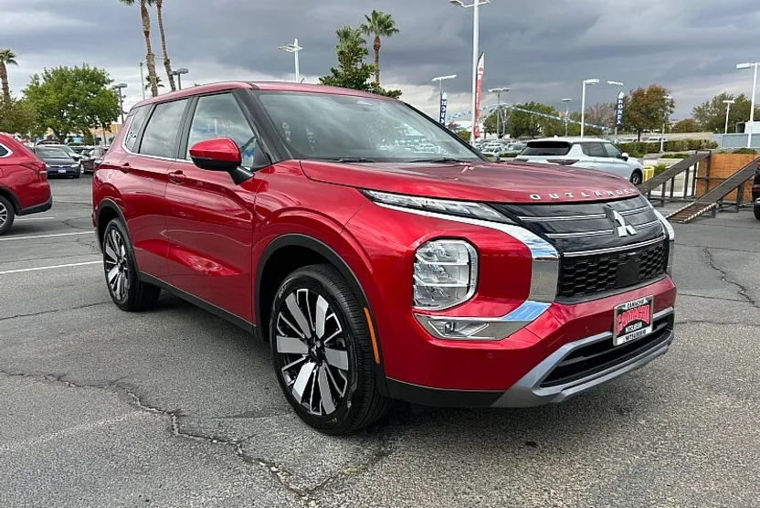 2025 Mitsubishi Outlander SE photo 1