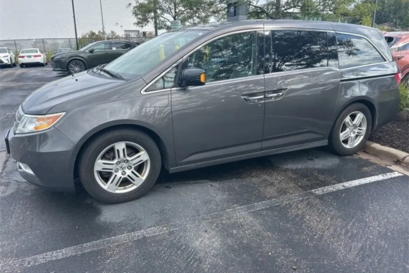 2013 Honda Odyssey Touring photo 1